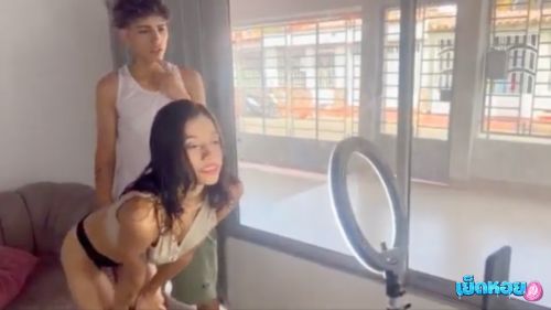 คลิปโป๊ น้องสาวกำลังไลท์สด แต่ดันยั่วให้พี่ชายตื่นตัว จบด้วยการเอาโชว์คนดู